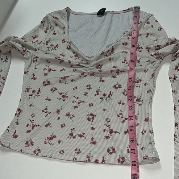 Imperfect SHEIN bundle juniors small tops 2 long sleeved 1 short sleeve 1 crop - Picture 9 of 13